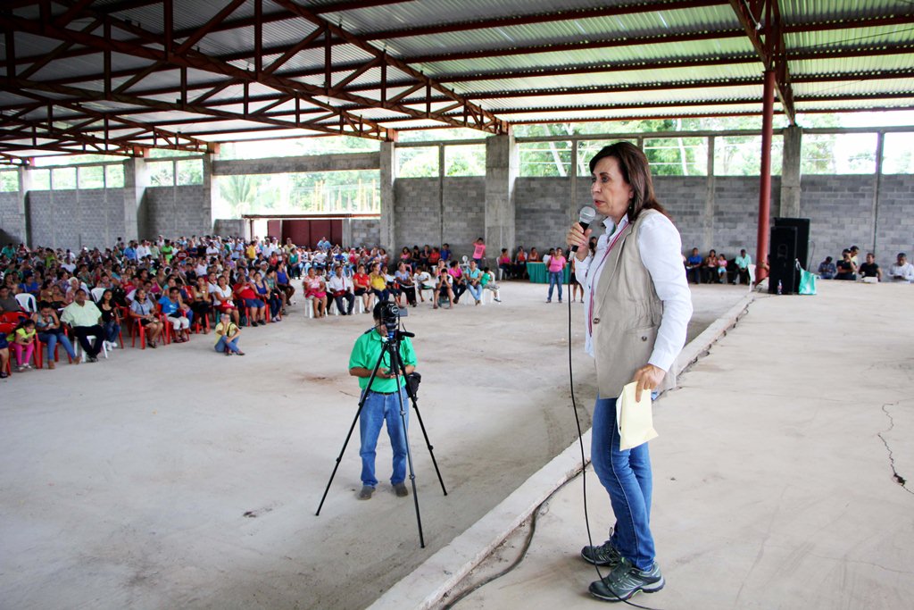 La presidenciable Sandra Torres se dirige a un grupo de maestros en Retalhuleu. (Foto Prensa Libre: Rolando Miranda)