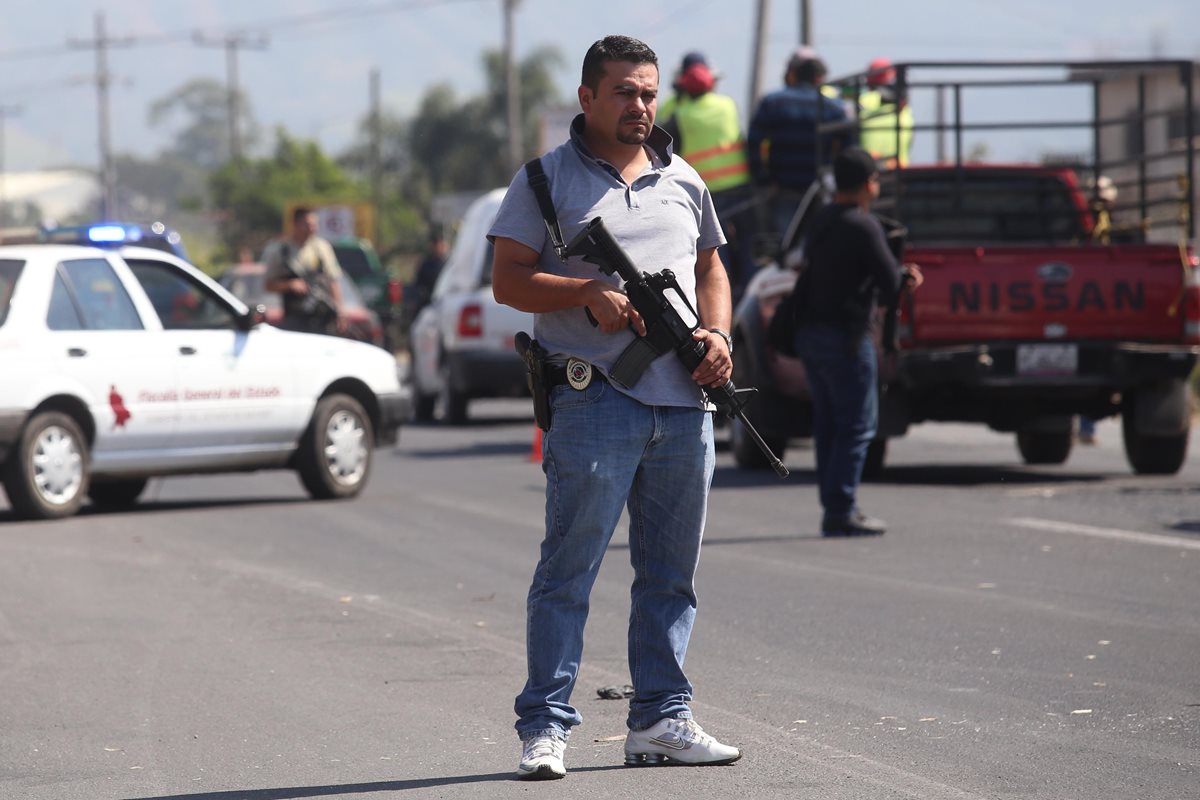 Agentes de seguridad revisan vehículos en un operativo de seguridad en Tepic, estado de Nayarit (México). (Foto Prensa Libre: EFE)