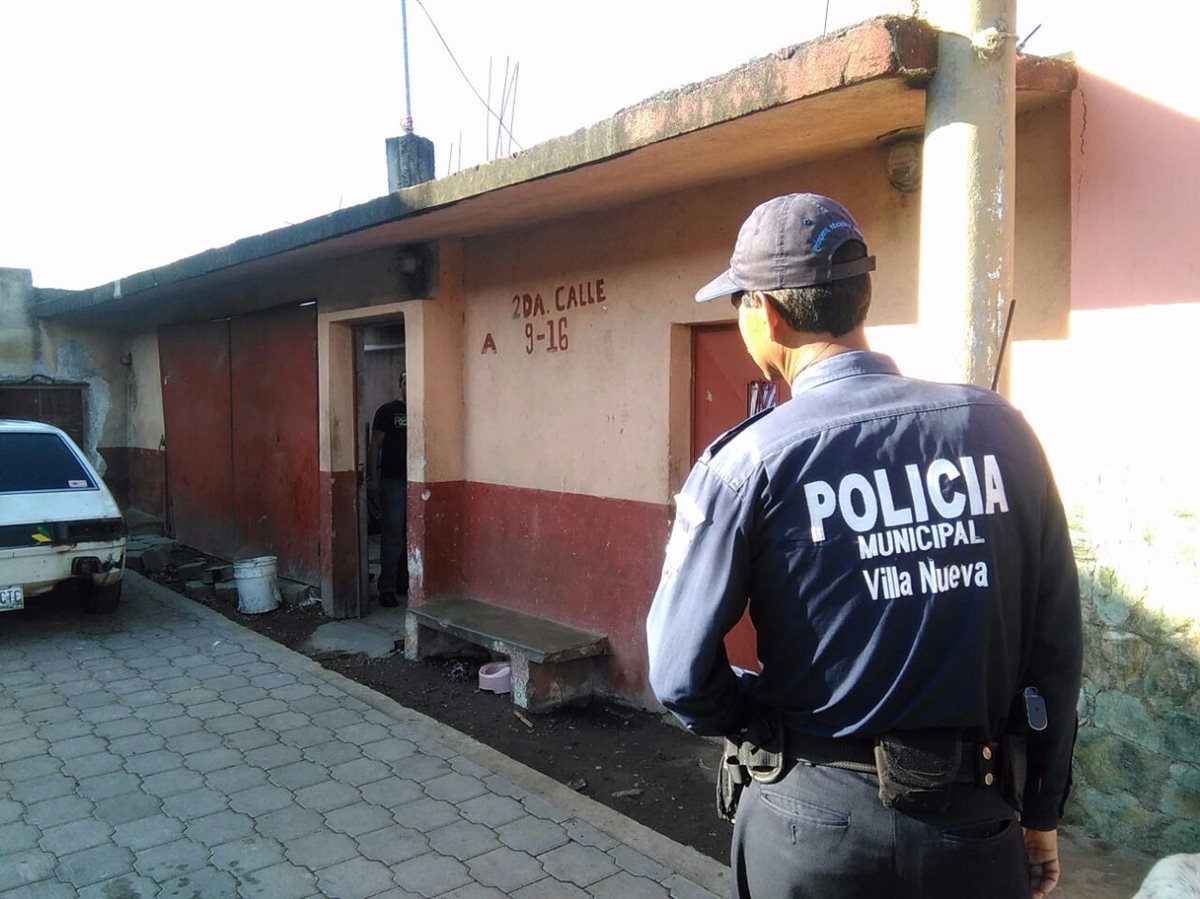 Policía municipal resguarda la vivienda donde se registró el ataque, en la colonia El Frutal, Villa Nueva (Foto Prensa Libre: Estuardo Paredes)