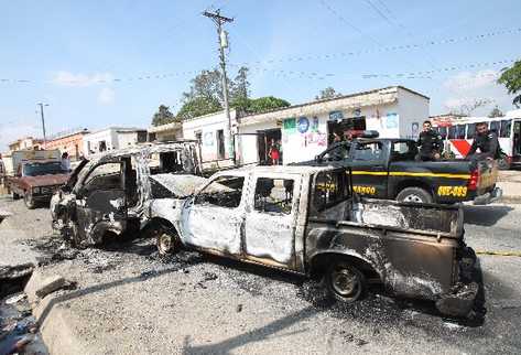 Dos vehículos de la empresa minera fueron quemados por un grupo de pobladores, durante  protestas violentas, el 1 de mayo de este año.