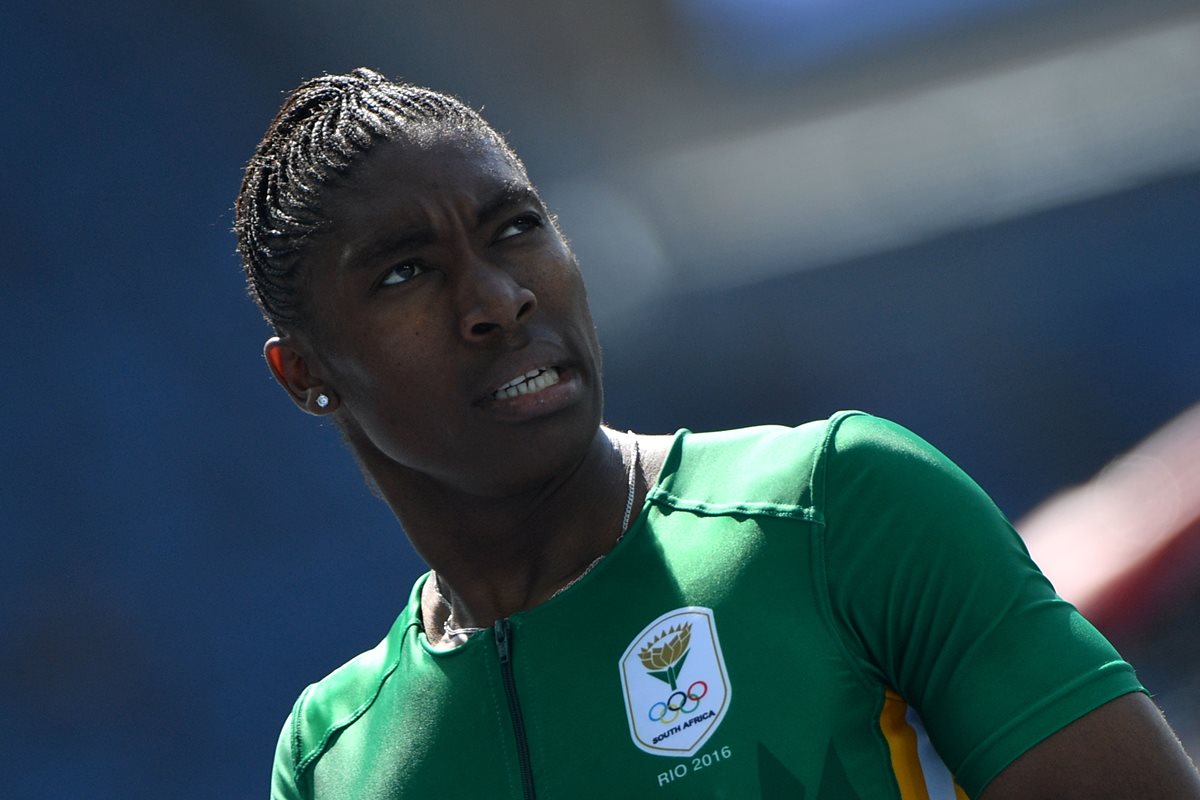 Caster Semenya se clasificó con facilidad a la final de los 800 metros femeninos. (Foto Prensa Libre: AFP).