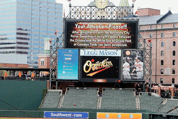 El marcador digital del diamante de los Orioles de Baltimore anuncia que el duelo con Medias Blancas fue aplazado. (Foto Prensa Libre: AFP)