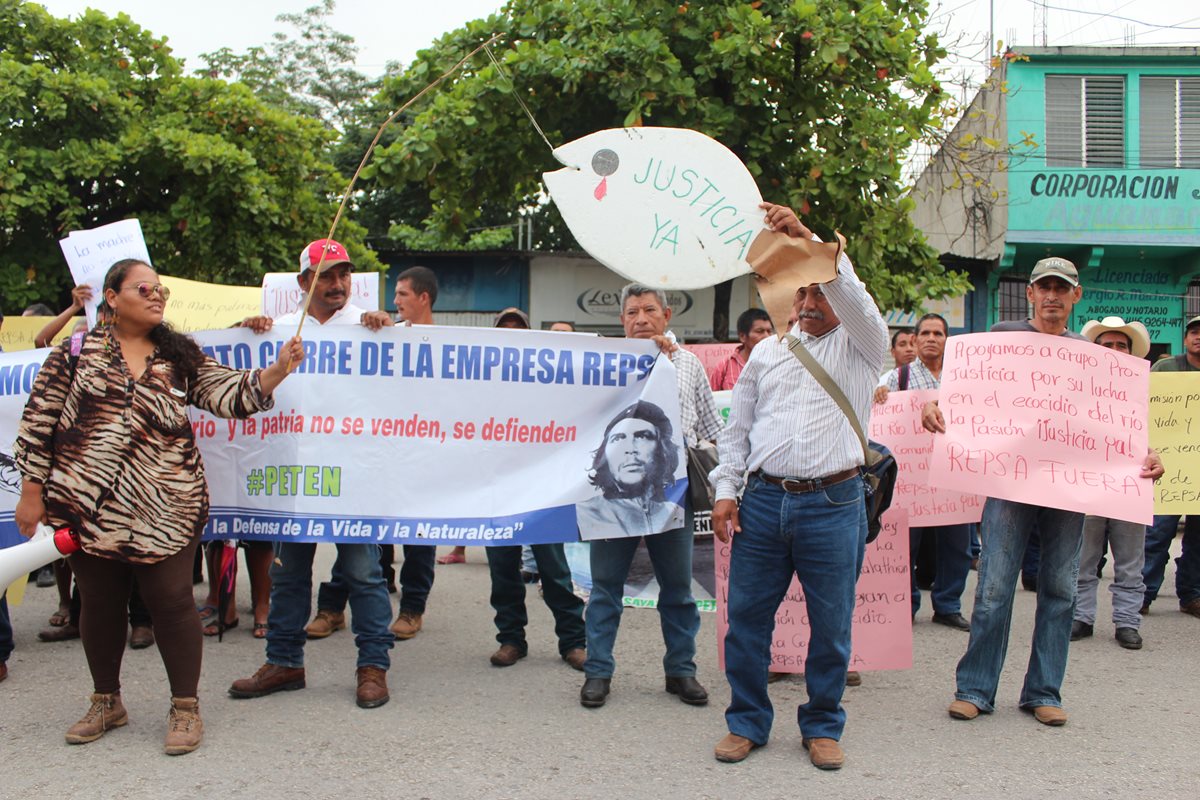 Pobladores del área cercana al río La Pasión, Sayaxché, Petén protestan por la contaminación del afluente. (Foto Prensa Libre: Hemerotéca)