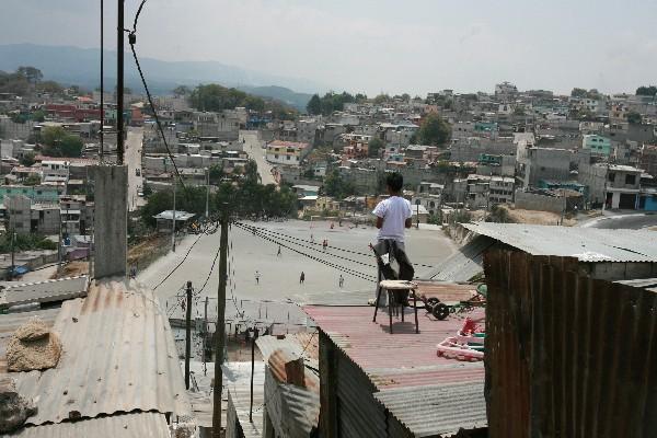 Un niño mira hacia el campo en la colonia El Limón, zona 18. (Foto Prensa Libre: Archivo)<br _mce_bogus="1"/>