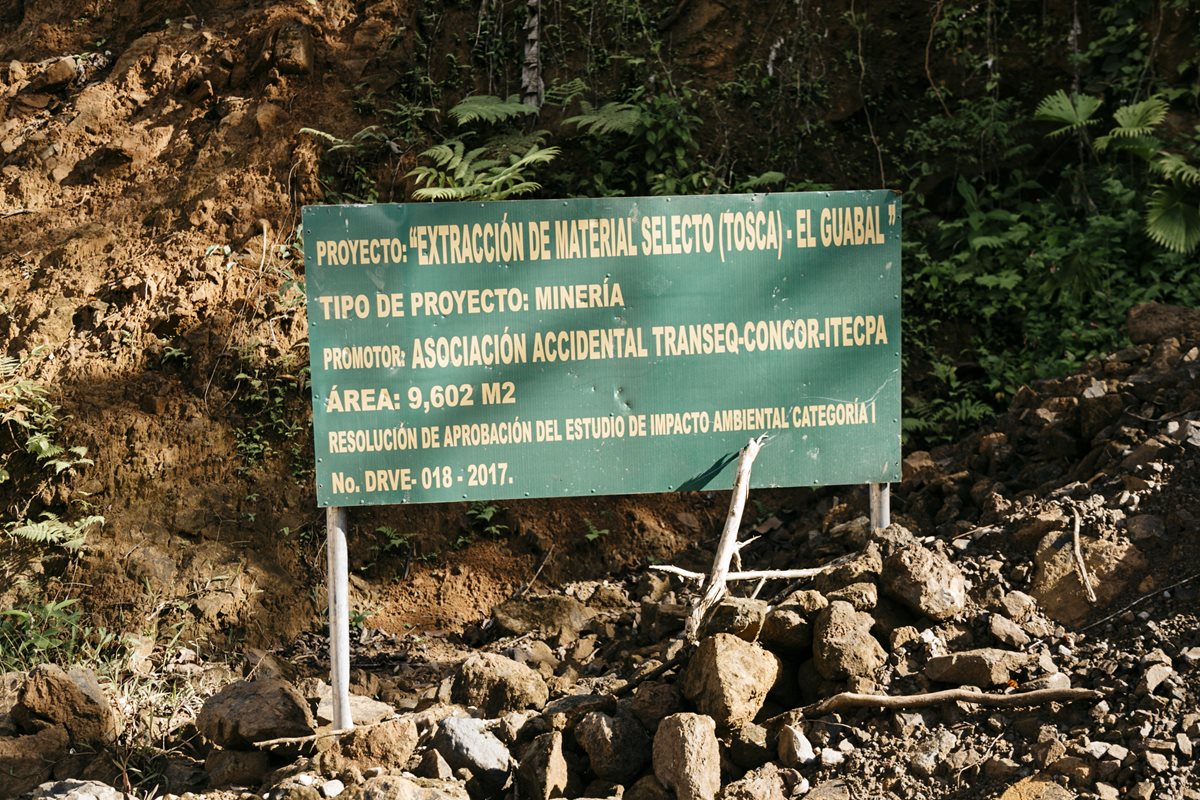 La carretera utiliza material de minas instaladas en pleno corredor biológico mesoamericano.