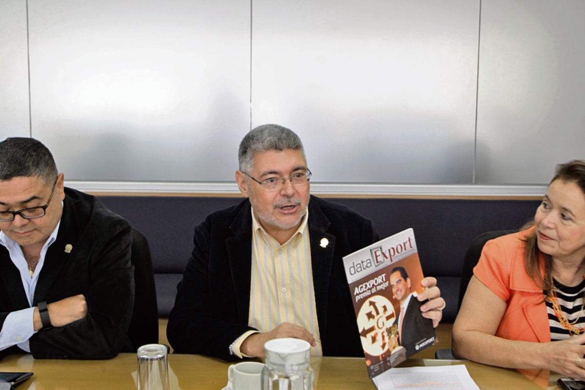 Estuardo Castro, Alfonso Muralles y Fanny Estrada, directivos de Agexport, dieron a conocer la propuesta de generación de empleo. (Foto Prensa Libre: Edwin Bercián)