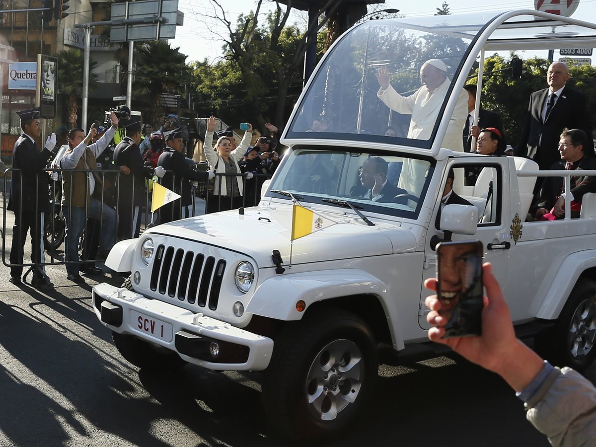 El papa Francisco realiza una gira de cinco días por México.(Foto Prensa Libre: EFE)