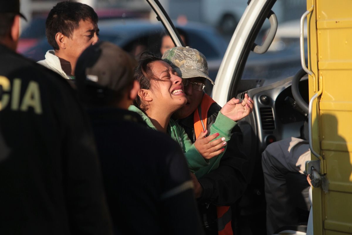 Escenas de dolor se vivieron cuando la esposa del repartidor de golosinas llegó a reconocer el cadáver. (Foto Prensa Libre: Érick Ávila)