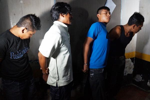 Cuadro hombres fueron capturados por la PNC en aldea La Guitarra. (Foto Prensa Libre: Jorge Tizol)