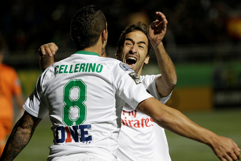 Raúl festeja uno de los goles de su equipo de este domingo. (Foto Prensa Libre: AFP)