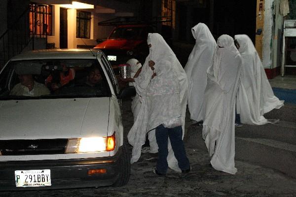 Participantes en la tradición las Ánimas, en Sololá.