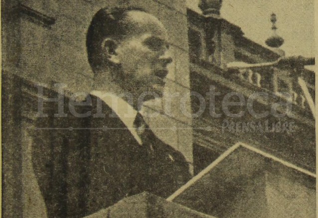 Foto que ilustraba la portada de Prensa Libre del 21 de junio de 1954 aparece el presidente Jacobo Árbenz durante un mensaje que dio a los ciudadanos por los ataques de los últimos días. (Foto: Hemeroteca PL)