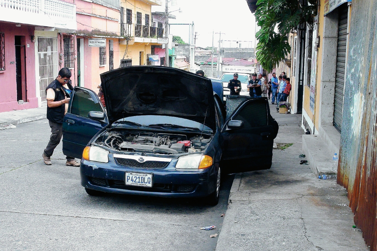 Autoridades inspeccionan vehículo del candidato a alcalde de San Lorenzo, Henry Ayala. (Foto Prensa Libre: Melvin Popá)