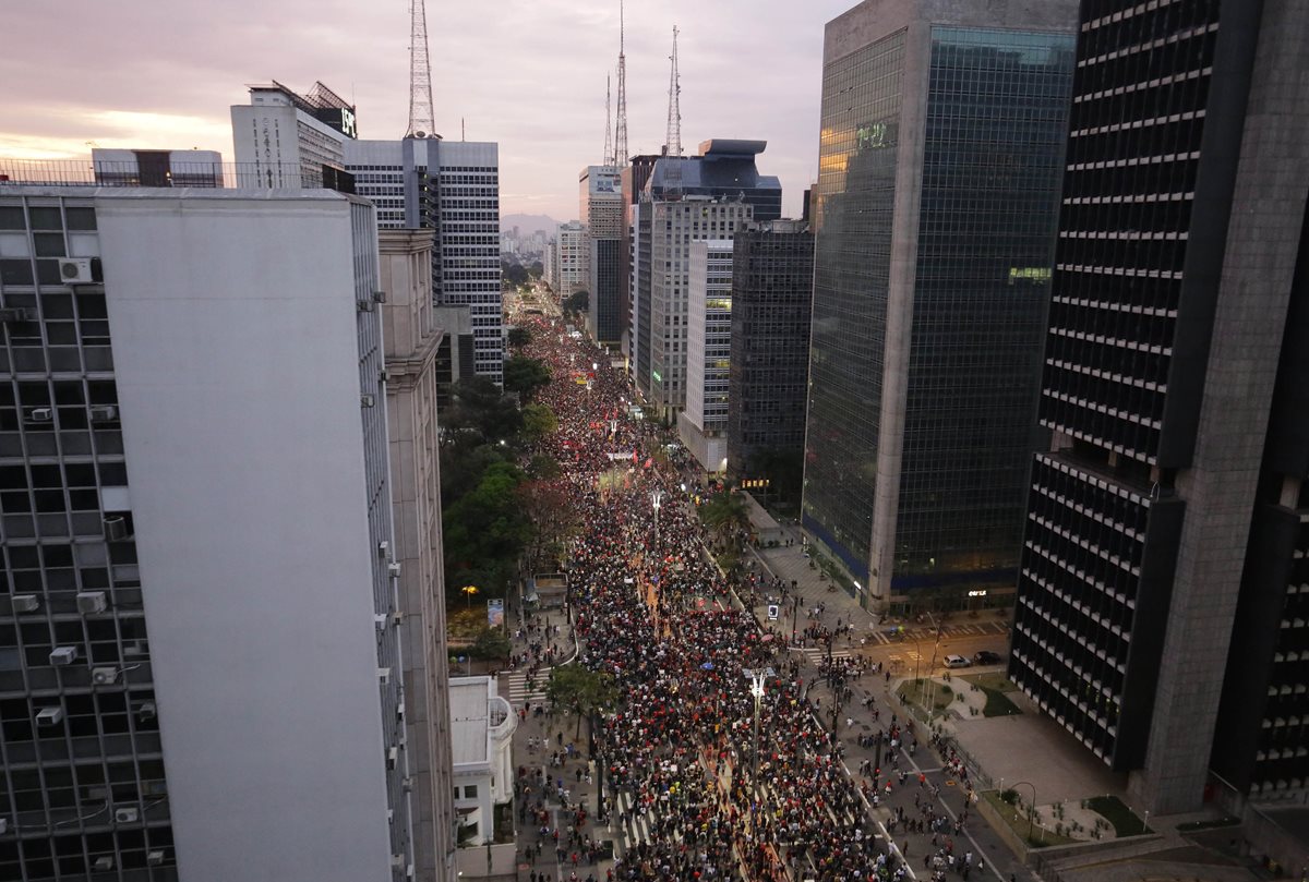 Una larga fila de personas protestasn contra Michel Temer en Sao Paulo. (Foto Prensa Libre: AP).