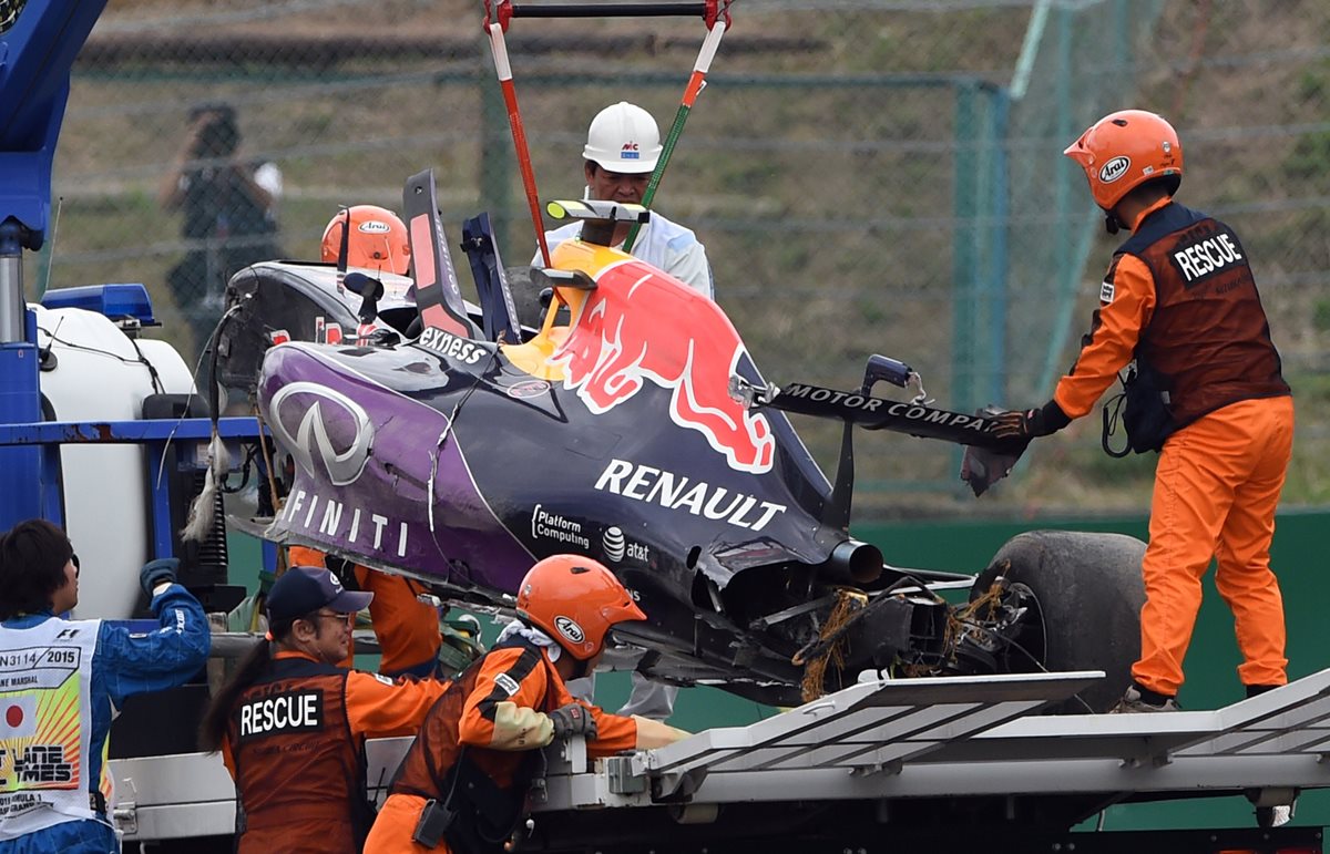 El automóvil del ruso quedó bastante afectado tras el accidente. (Foto Prensa Libre: AFP)