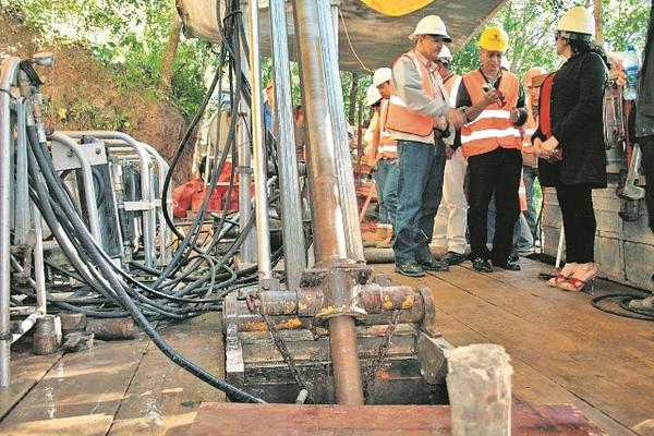 Trabajadores en el interior de la mina San Rafael Las Flores, ubicada en Santa Rosa. (Foto Prensa Libre: Archivo)<br _mce_bogus="1"/>