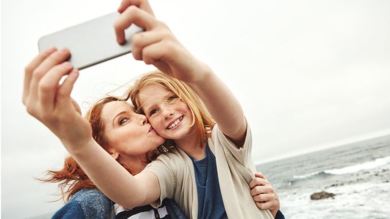Darle a los hijos su primer teléfono es una importante decisión familiar. (Getty Images).