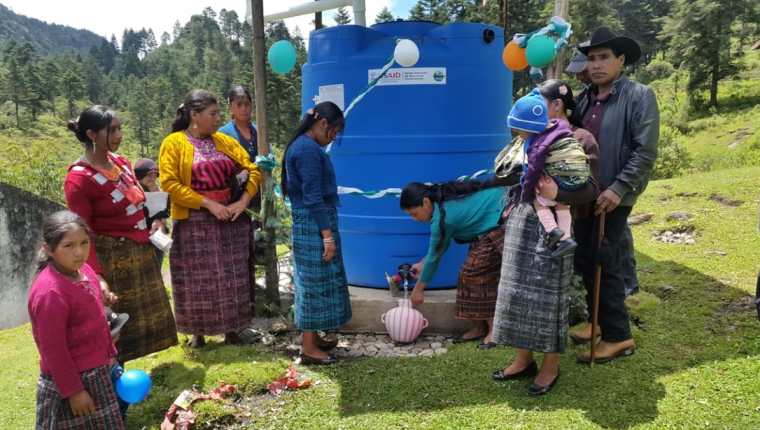 Captadores de agua familiares con capacidad para 2 mil 800 litros de agua, instalados en las comunidades de los Cuchumatanes.(Foto Prensa Libre: cortesía)