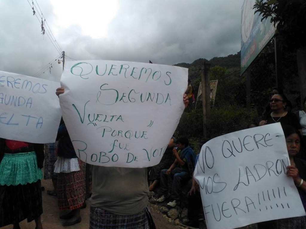 Pobladores manifiestan en San Miguel Acatán en descontento por resultados en elección de alcalde. (Foto Prensa Libre: Mike Castillo)