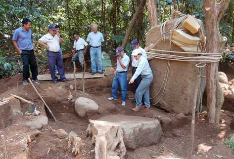 Arqueólogo efectúan trabajos en el parque Tak'alik Ab'aj. (Foto Prensa Libre: Archivo)