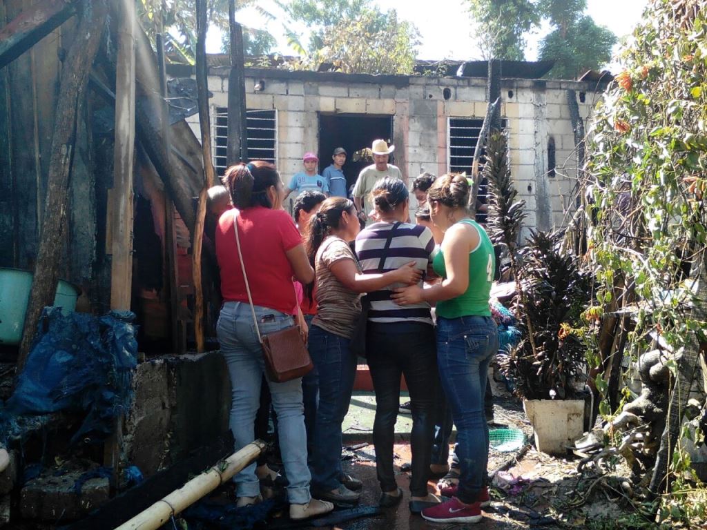 Vecinos observan la vivienda que fue afectada por un incendio en Sanarate. (Foto Prensa Libre: Héctor Contreras).