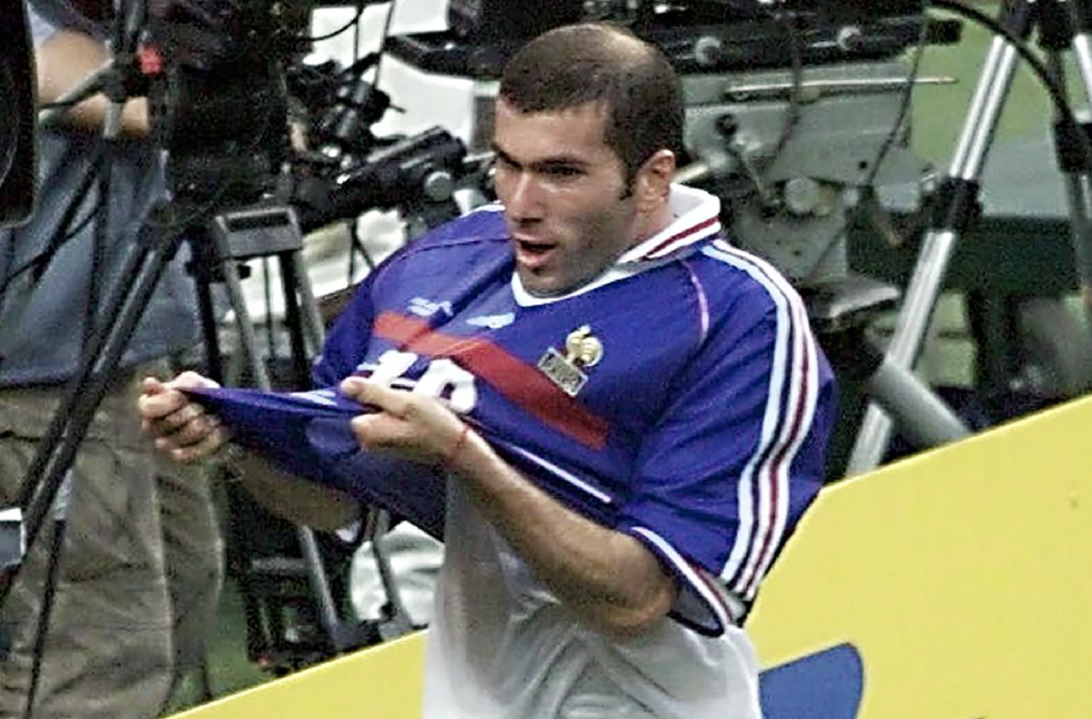 Zinedine Zidane anotó un doblete en la final de Francia 1998, la camisola que utilizó ese día se encuentra valorada en €40 mil euros. (Foto Prensa Libre: AFP)