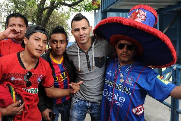 Marco Pappa presenció el duelo entre rojos y Xela. (Foto Prensa Libre: Francisco Sánchez)