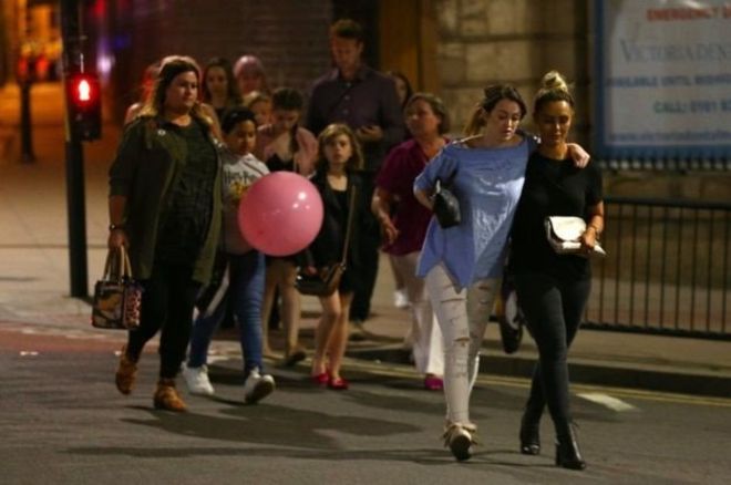 El ataque del lunes en Manchester afectó directamente a muchos niños y jóvenes. Los fans de Ariana Grande en otros países también pueden interesarse o preocuparse por lo que pasó. (Getty Images)