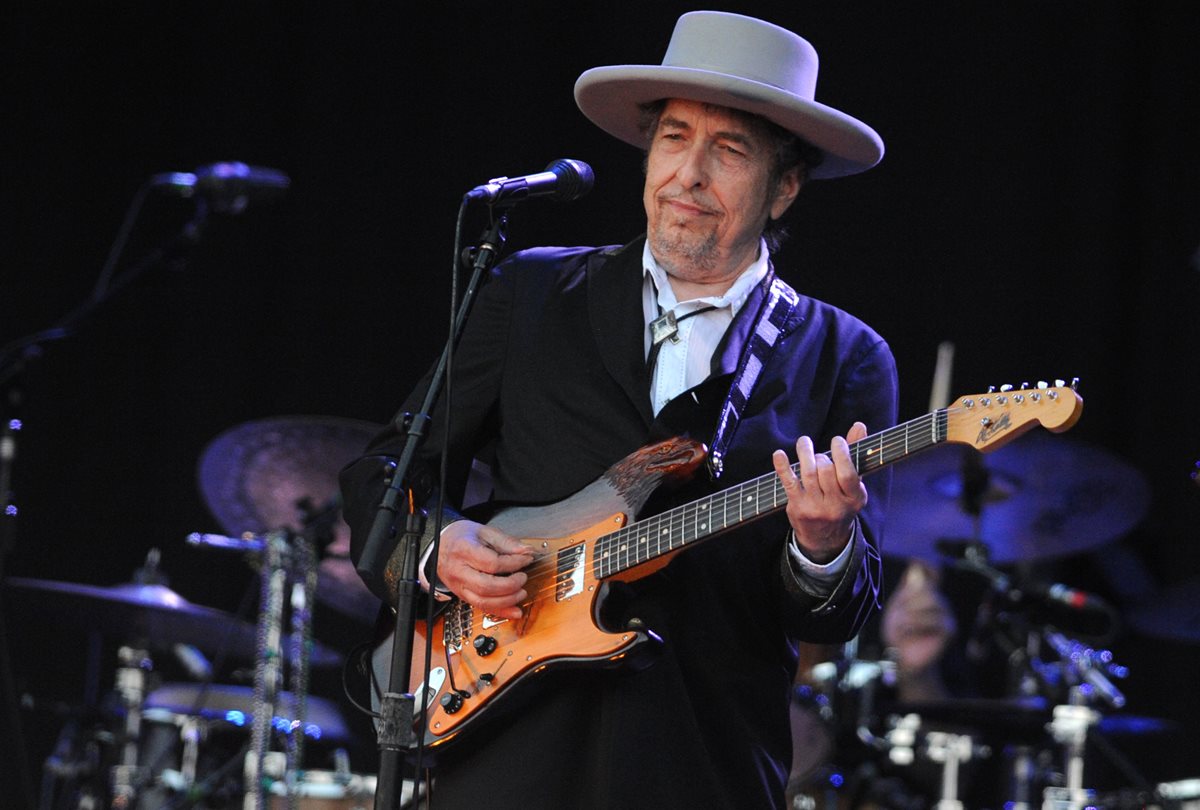 Bob Dylan no asistió a la entrega del Premio Nobel de Literatura y en su lugar envió un discurso que fue leído en la ceremonia. (Foto Prensa Libre: AFP)