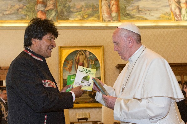 Morales regala al Papa libros sobre la coca y recomienda tomarla