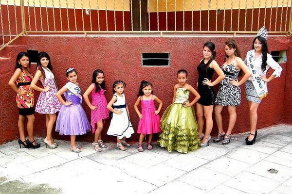 Las ocho candidatas a reinas de la feria de El Manzanal, durante su presentación en el parque central de San Cristóbal Acasaguastlán. Las acompañan las soberanas salientes.  (Foto Prensa Libre: Héctor Contreras)