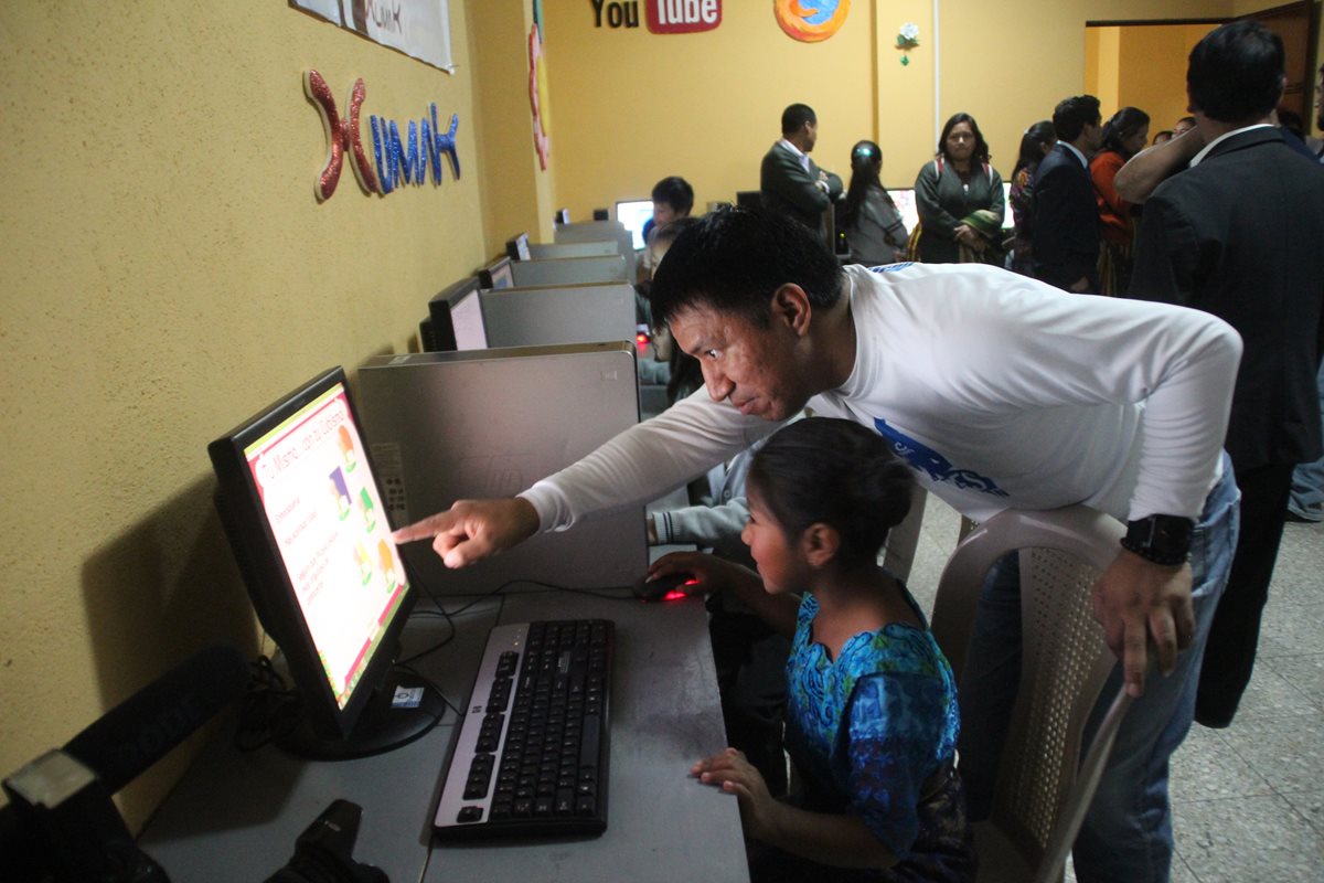 Marcos Andrés Antil, regresó a la comunidad de donde es originario y realizó una donación a la escuela de la localidad. (Foto Prensa Libre: Mike Castillo)