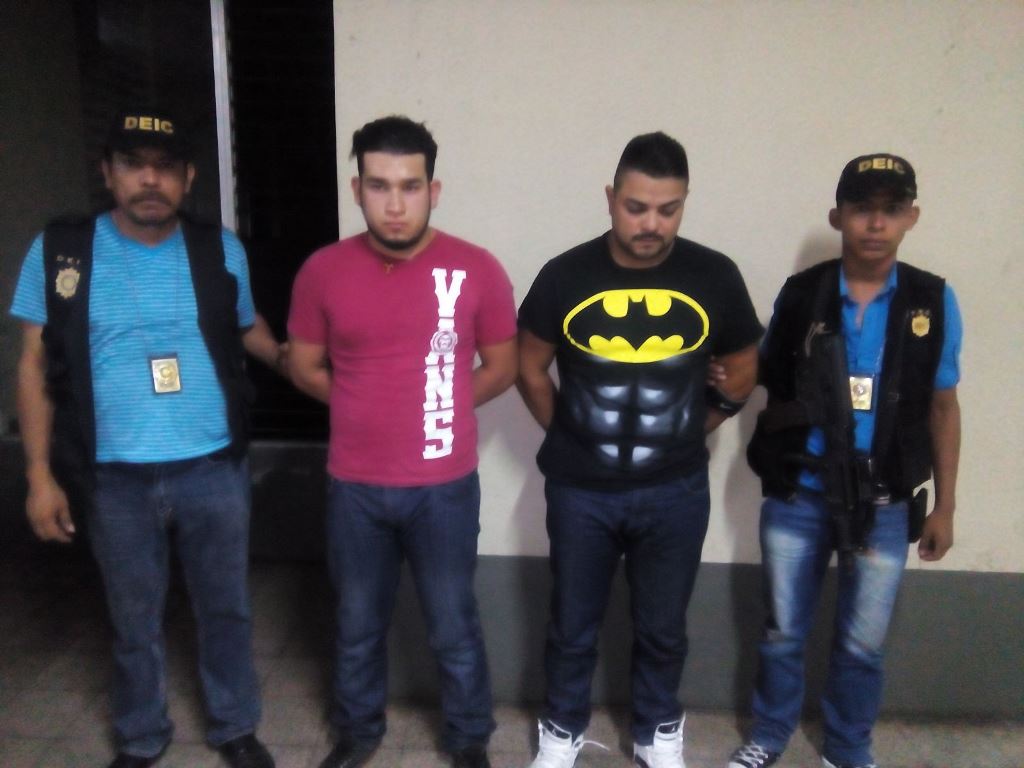 Agentes de la PNC trasladan a los supuestos extorsionistas a la comisaría de Mazatenango. (Foto Prensa Libre: Melvin Popá)