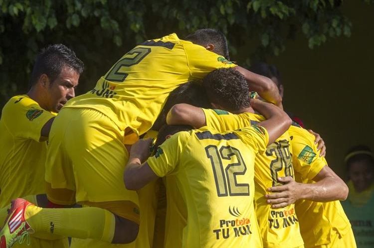 Guastatoya celebró el triunfo con su afición y buscará el título del Apertura 2015. (Foto Prensa Libre: Norvin Mendoza)