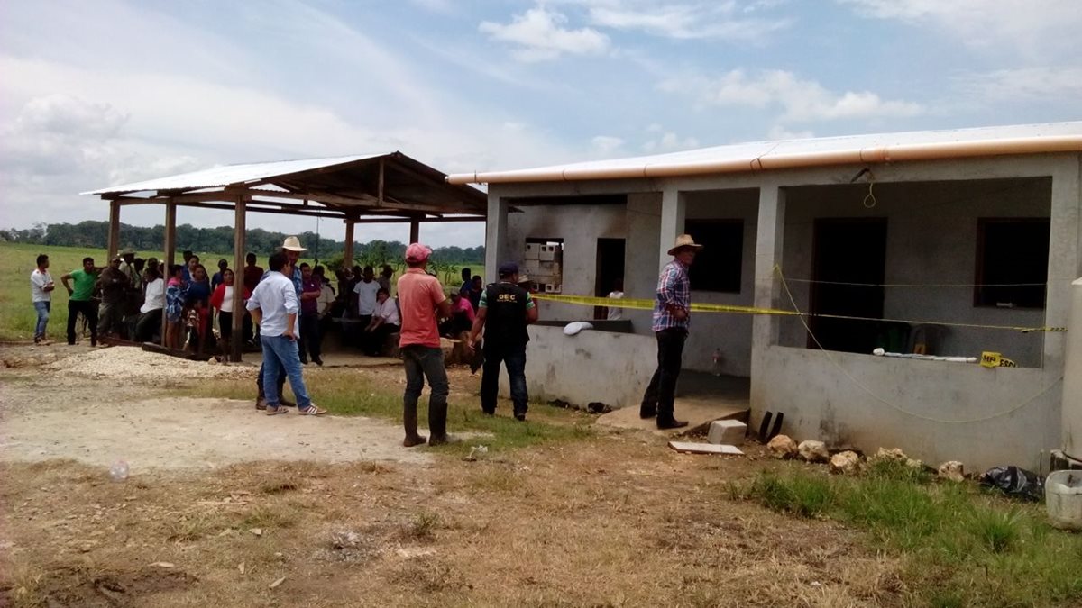 Vecinos llegaron al lugar donde fueron encontrados los cuatro cuerpos. (Foto Prensa Libre: Rigoberto Escobar)