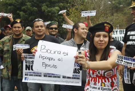 FAMILIARES Y amigos de militares se manifiestan    en la colonia Lourdes, zona 16.