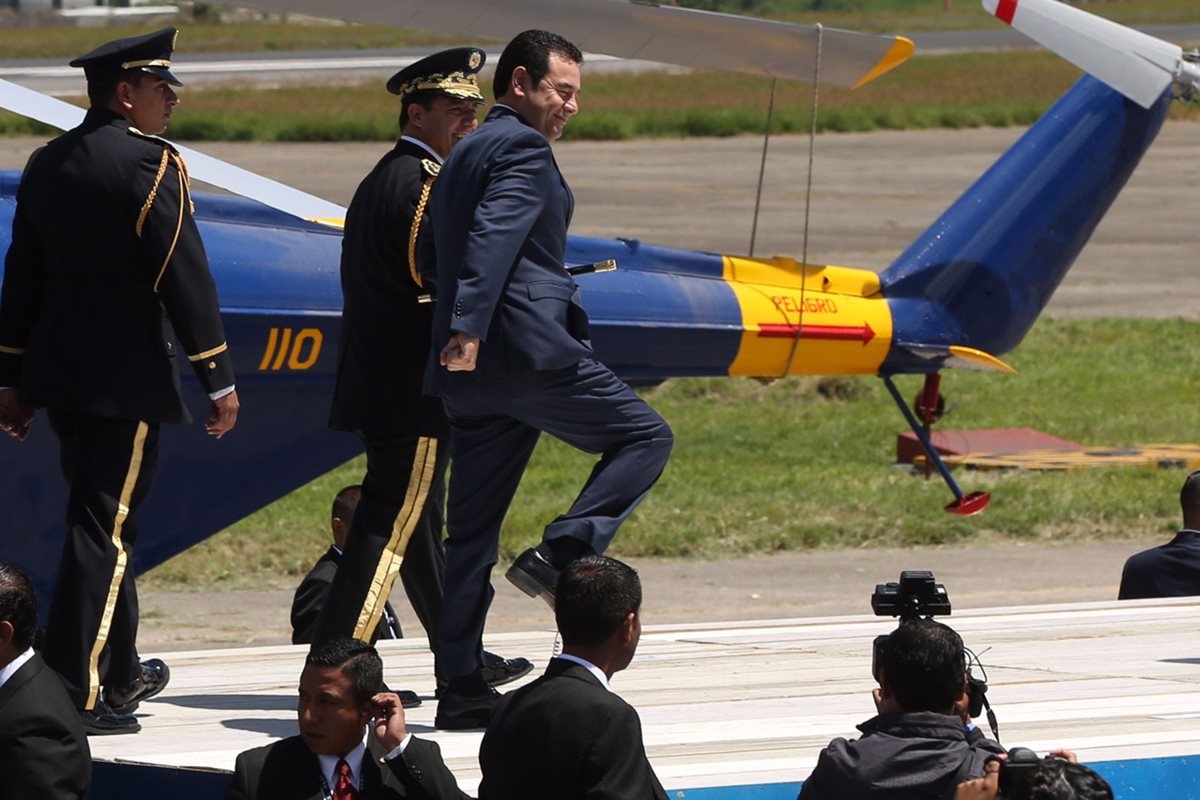 El presidente Jimmy Morales intenta marchar durante el acto alusivo a los 145 años del Ejército. (Foto Prensa Libre: EFE)