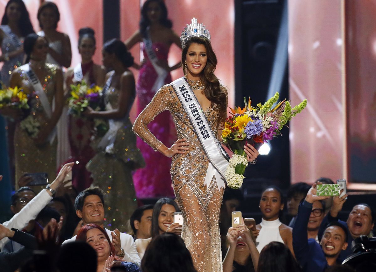 Iris Mittenaere fue elegida como la más bella del mundo en el certamen de Miss Universo, celebrado en Manila, Filipinas.