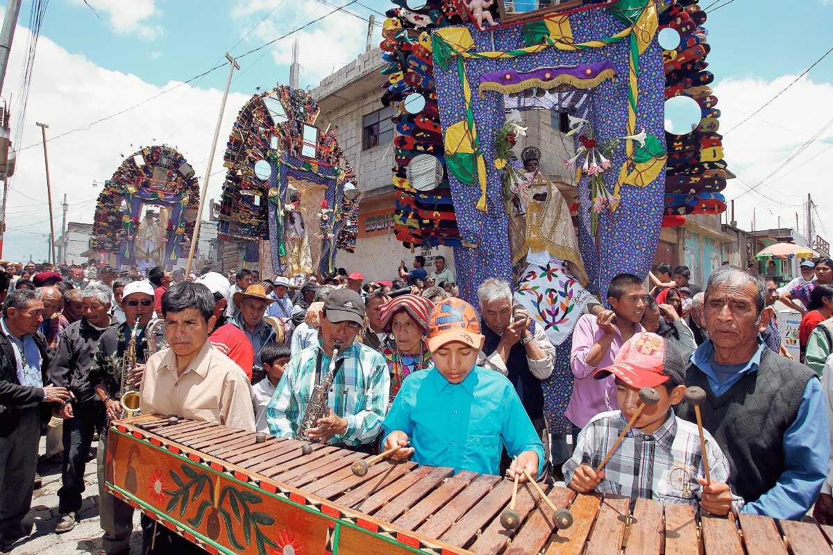 Centenares de devotos participan en la procesión De la Octava de la festividad, con las imágenes de la cofradía de San Bernardino, en Patzún, Chimaltenango, para clausurar la fiesta patronal del lugar. (Foto Prensa Libre: Edwin Castro)