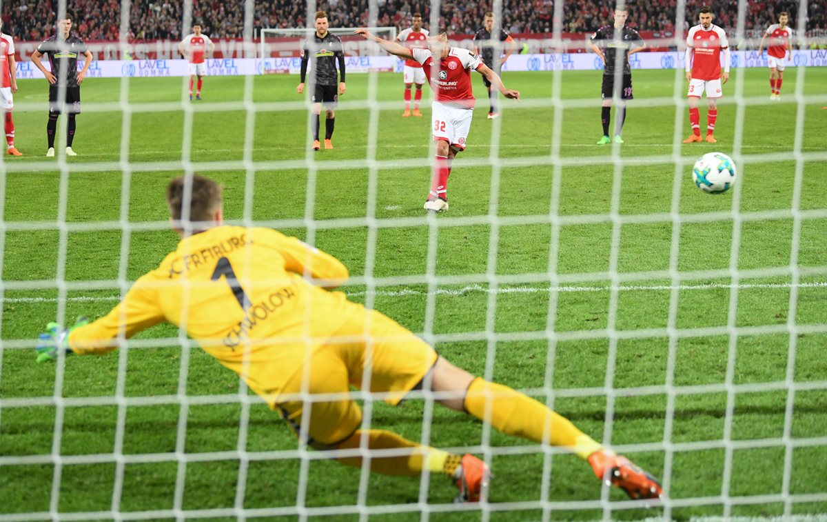 Pablo de Blasis del Mainz convierte un penal durante un partido de la Liga alemana ante el Friburgo, luego que el árbitro central utilizará el VAR.(Foto Prensa Libre: DPA)