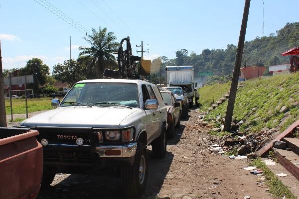 cientos de guatemaltecos  hacen turno para pasar a la oficina de aduanas, en la frontera El Carmen.