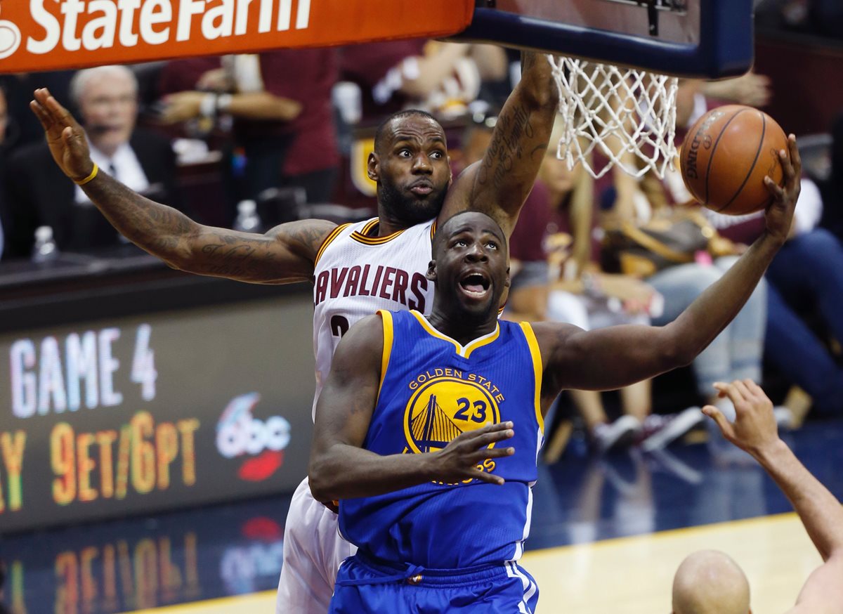 LeBron James a menudo ha evitado hablar sobre igualar los logros de Michael Jordan. (Foto Prensa Libre: AFP)
