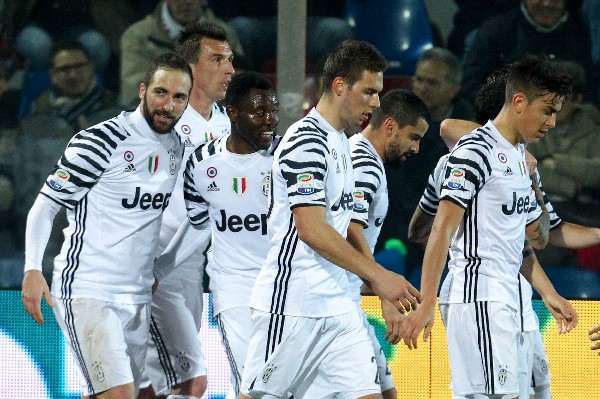 Los jugadores de la Juventus celebran el tanto de Gonzalo Higuain en el triunfo contra el Crotone. (Foto Prensa Libre: AFP).