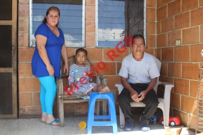 Florinda Cu permanece junto a Barrios y a su padre, en Chisec. (Foto Prensa Libre: Ángel Tax)