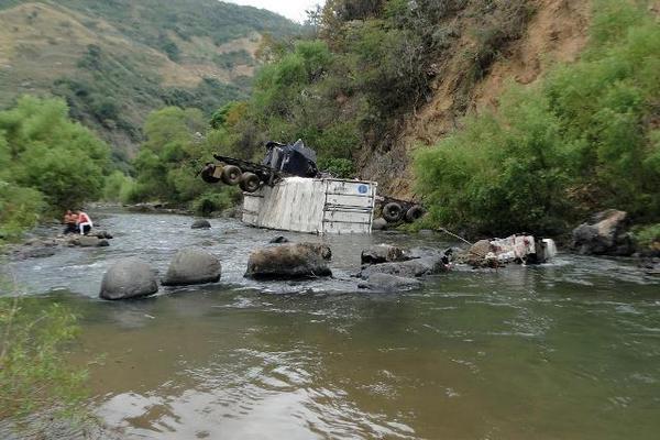 El piloto del transporte pesado sobrevivió al percance en la ruta al Atlántico. (Foto Prensa Libre: Hugo Oliva)<br _mce_bogus="1"/>