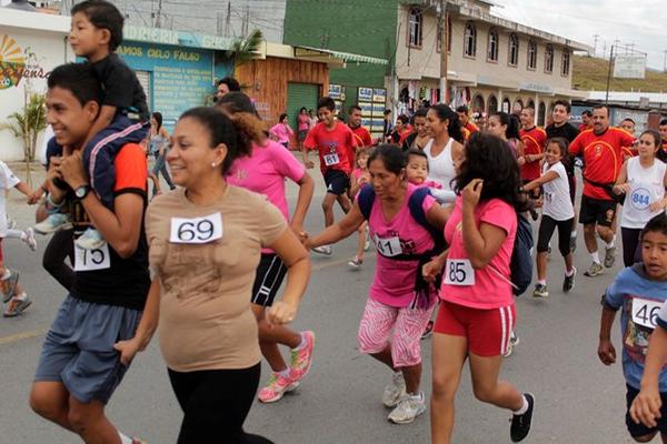 Familias participan en la carrera organizada por la PNC en Salamá. (Foto Prensa Libre: Carlos Grave)