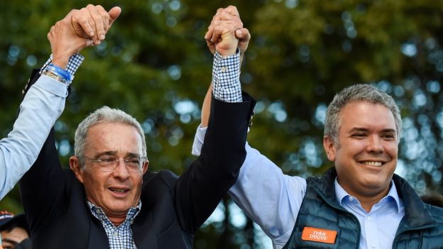 El expresidente Álvaro Uribe (izquierda) es el líder del Centro Democrático, el partido que postula a Duque. AFP