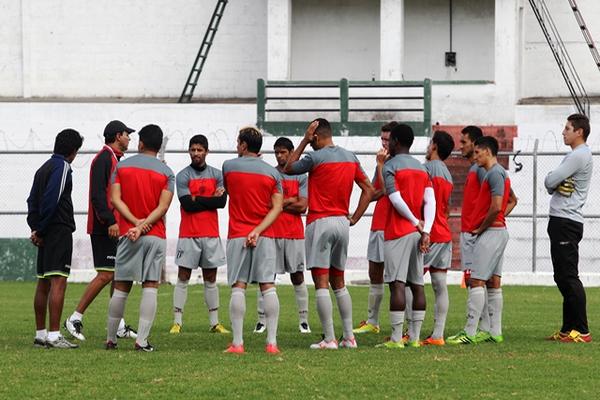 El técnico Mauricio Tapia habló por varios minutos con los jugadores que serían los titulares para el duelo contra Municipal. (Foto Prensa Libre: Óscar Felipe)