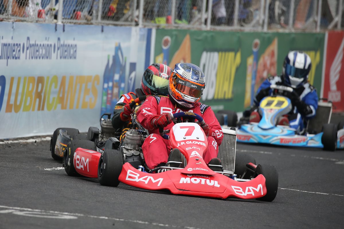 JUAN PABLO Glover —al frente— fue el ganador de la categoría más grande del Campeonato Nacional de Kartismo, celebrado en el Autódromo Pedro Cofiño.(Foto Prensa Libre: Cortesía Gabriel López)