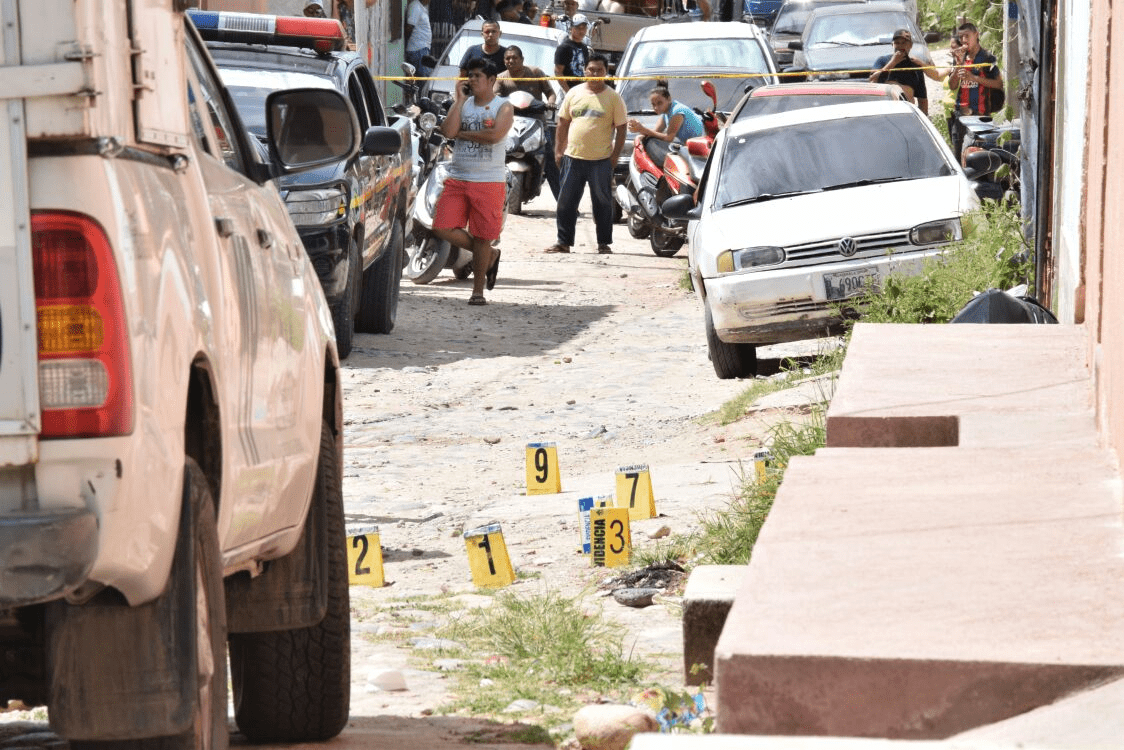 La mujer fue asesinada frente a su vivienda en Zacapa. (Foto Prensa Libre: Mario Morales)